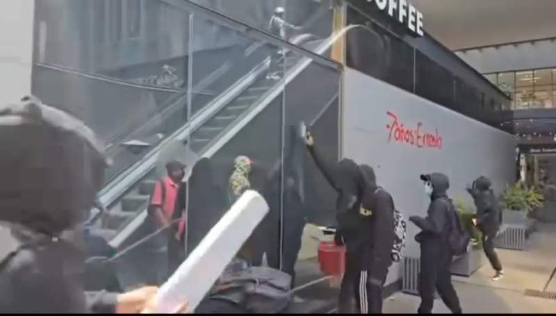 Integrantes del Sol Rojo vandalizan en sedes de Plaza Parque