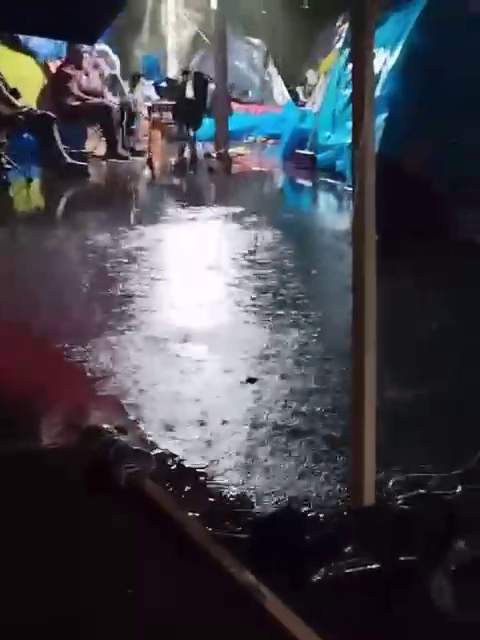 Les cae fuerte lluvia a los maestros de la Sección 22