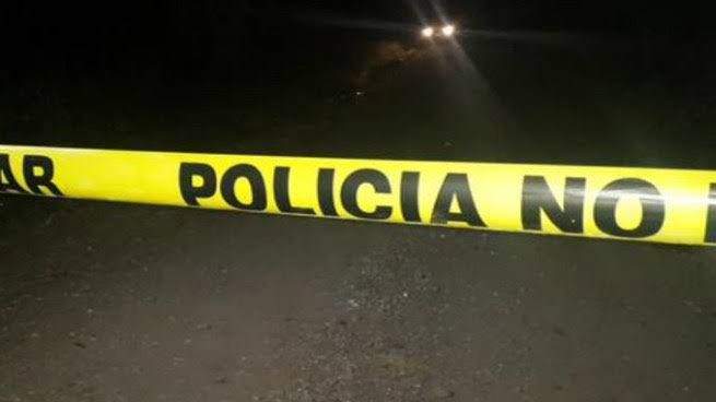 Mueren dos personas tras impactar su motocicleta