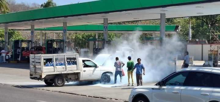 Se quema carro repartidor de agua en Huatulco