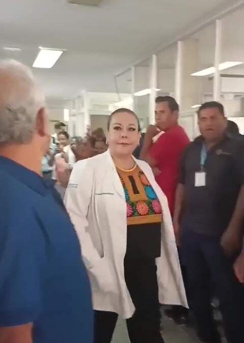 Trabajadores del Hospital Civil corren a encargada de ese nosocomio
