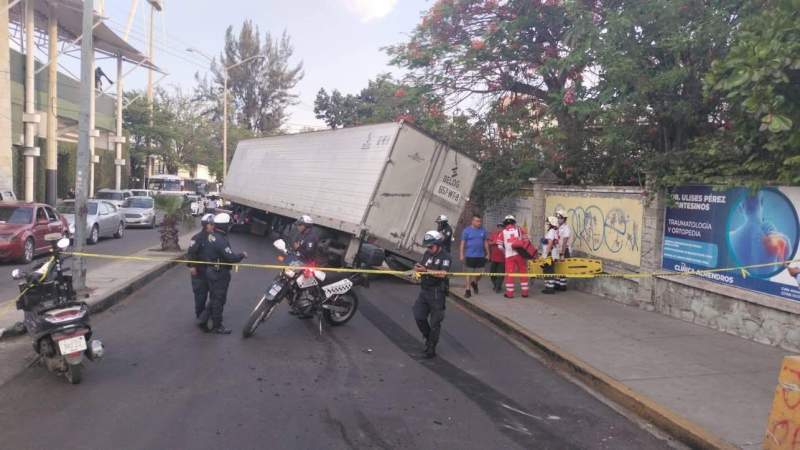 Tráiler choca con muro y provoca cierre en el Boulevard Eduardo Vasconcelos