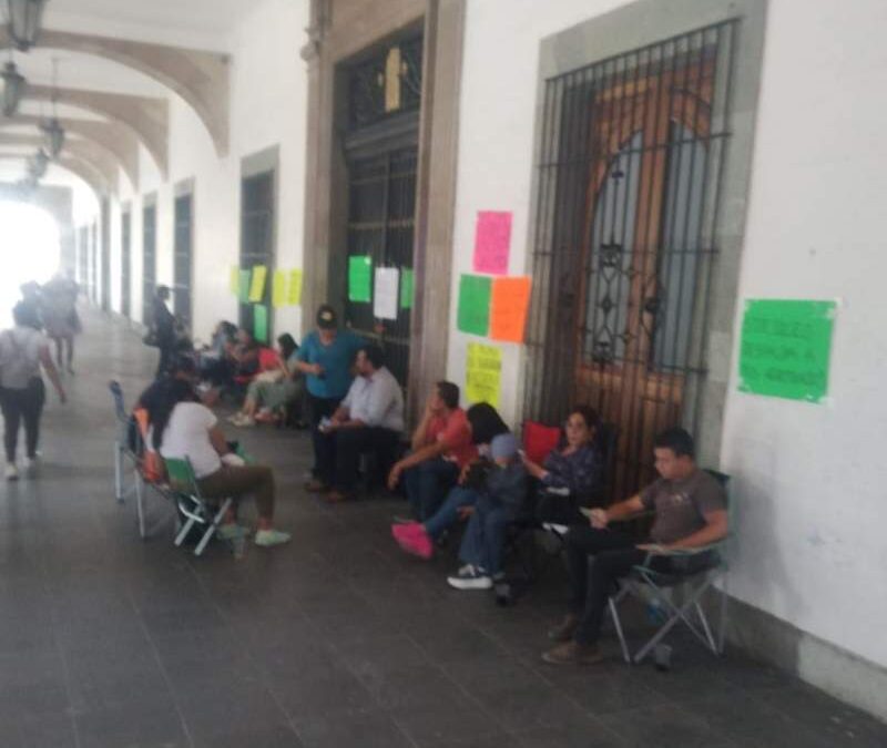 Ex burócratas protestan en Palacio de Gobierno
