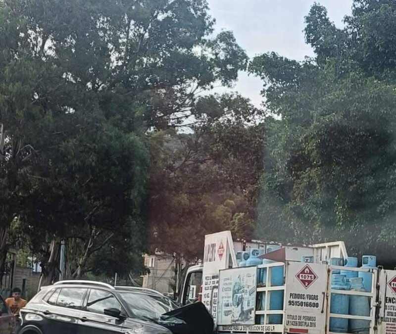Camioneta choca con camión repartidor de gas; no se reportan lesionados