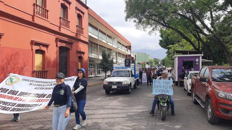 Marcha SITEM en la Ciudad de Oaxaca; respaldan lucha magisterial