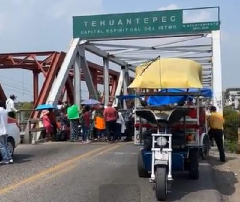 Por apertura de un centro de salud, bloquean el Puente de Fierro en Tehuantepec