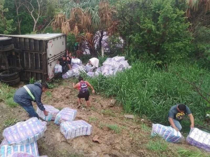 Se desata acto de rapiña en un tráiler que trasladaba pañales en el Istmo