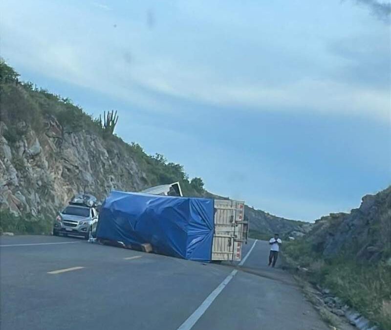 Se registra otra volcadura en Ocotlán; se reportan solo daños materiales