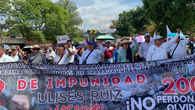 Sección 22 marcha en la Ciudad de Oaxaca; piden cárcel a URO