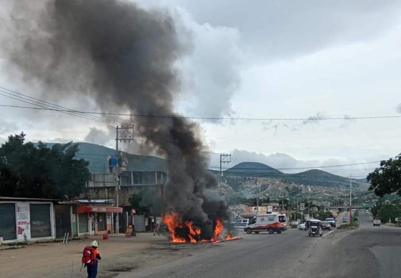 Solo daños materiales y económicos deja incendio a unidad de valores en Zaachila