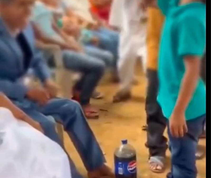 En Oaxaca, una pareja de adolescentes contrae matrimonio y exhiben a menores bebiendo alcohol