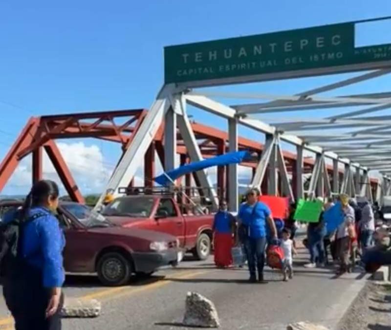 Bloquean nuevamente el Puente de Fierro en Tehuantepec