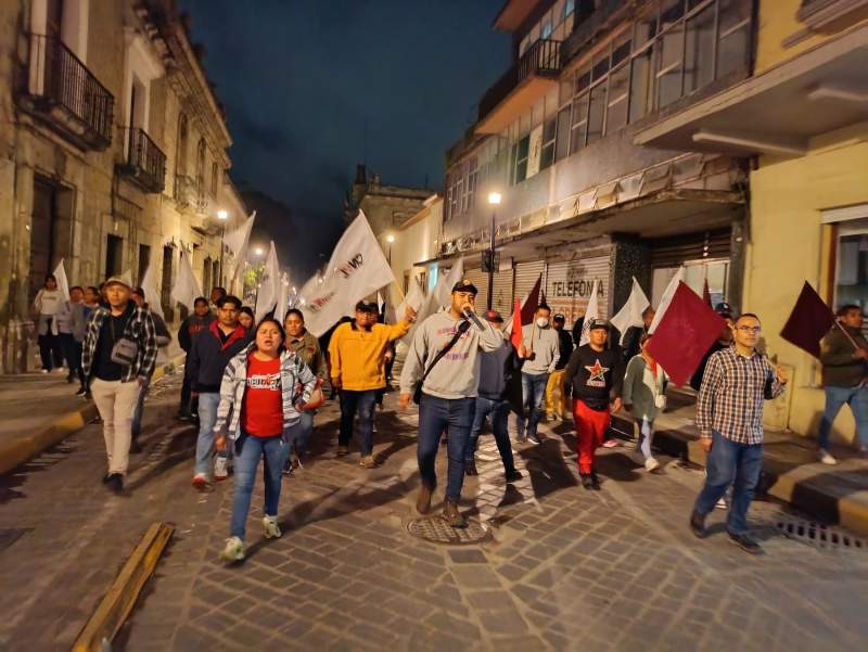 Con cohetones, organizaciones sociales recuerdan el inicio del fallido desalojo en Oaxaca a 19 años de este hecho