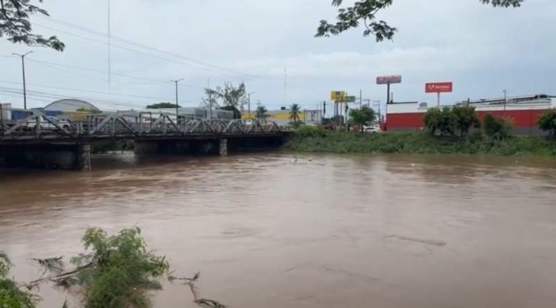 Se desborda el Río Los Perros en Juchitán