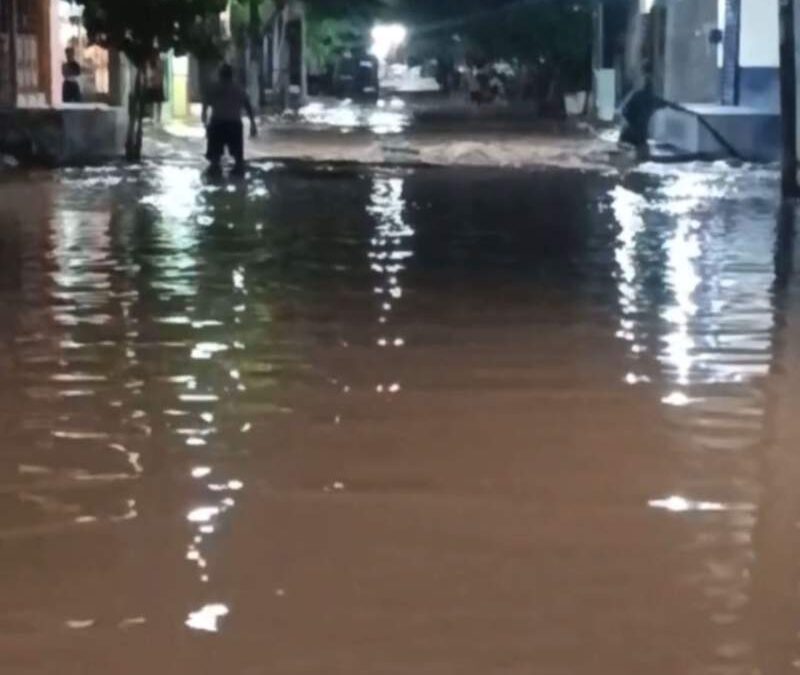 Familias de Juchitán dormirán bajo el agua por desbordamiento del Río Los Perros