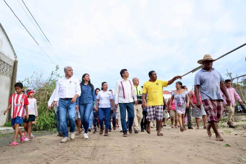 En recorrido por zona afectada al paso de huracán «Erick», Salomón Jara brinda atención directa a comunidades