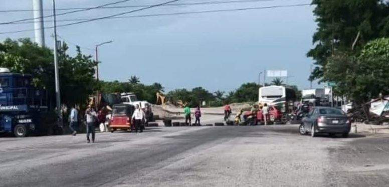 Ganaderos bloquean en el Canal 33 de Juchitán