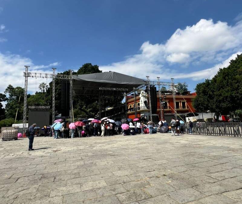 A más de ocho horas del concierto de Siddhartta, un grupo de fans ya esperan al cantante