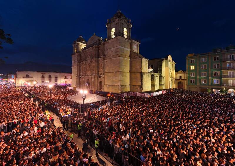 Más de 35 mil personas cantan al amor y la nostalgia en una sola voz con Siddhartha