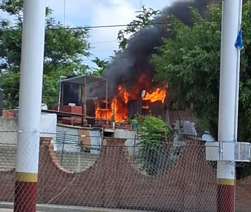 Se quema bodega en la Agencia de Aguayo en Santa Cruz Xoxocotlán