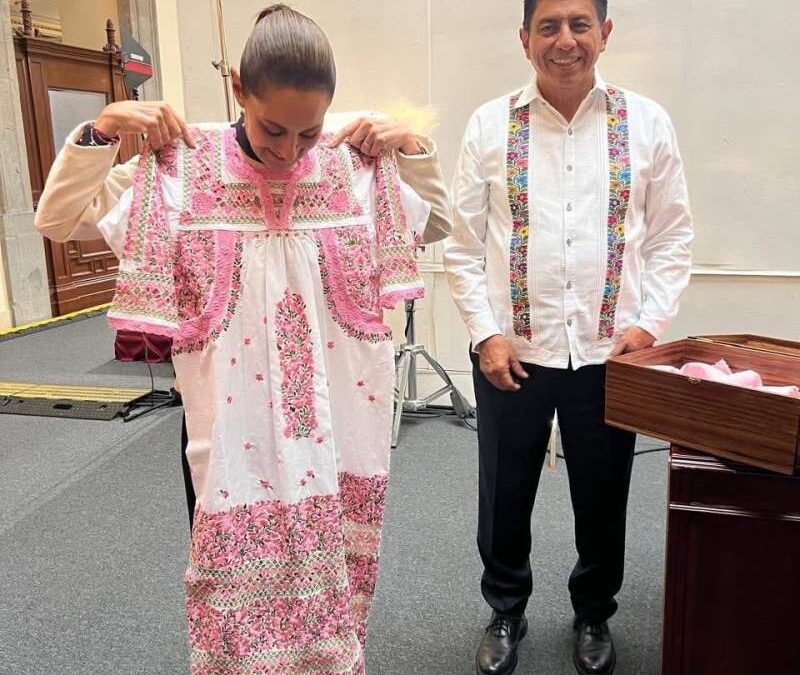 Recibe Claudia Sheinbaum un huipil y artesanías del gobernador, Salomón Jara