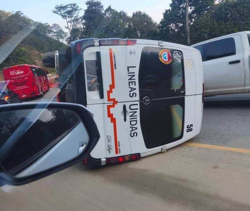Vuelca urvan en la autopista Barranca Larga–Ventanilla