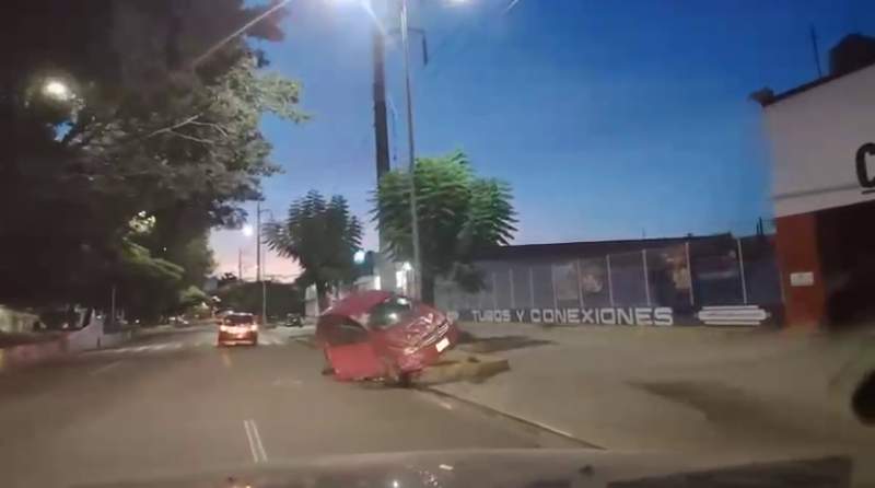 Abandonan vehículo que provocó choque en la capital oaxaqueña