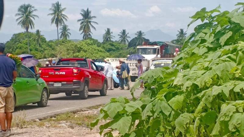 Bloquean la carretera federal 190 a la altura de Jalapa del Marqués en el Istmo