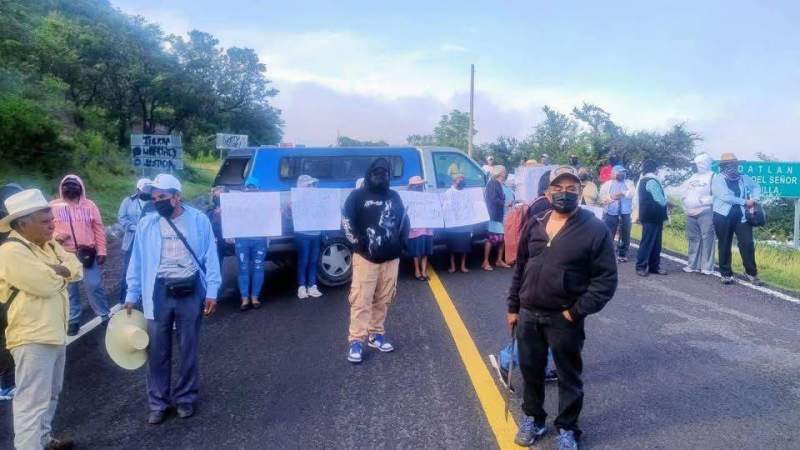 Bloquean paso con dirección a Huajuapan de León