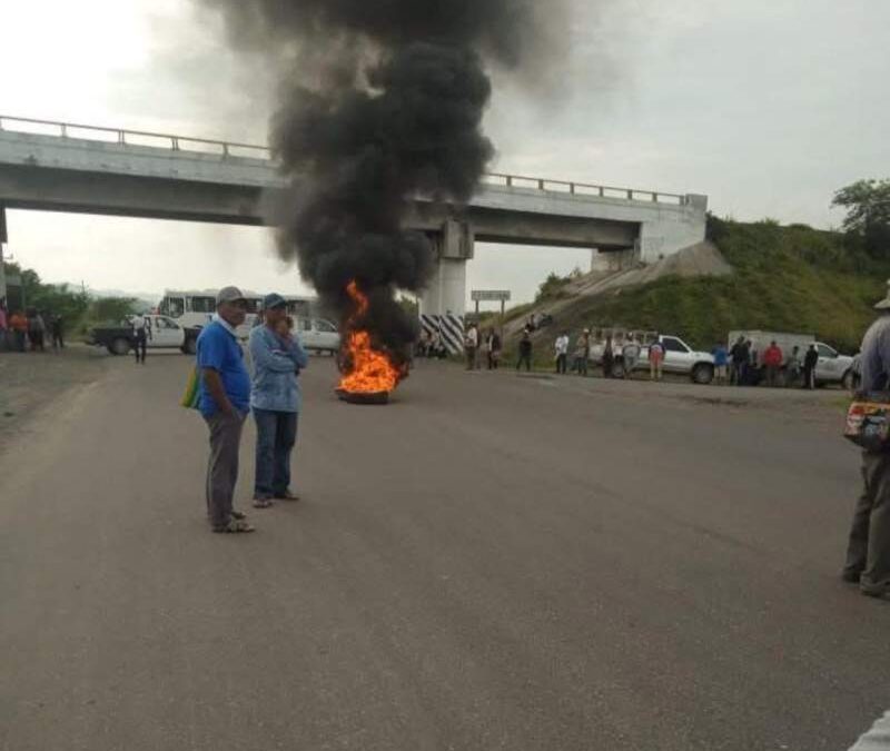 Bloquean paso en el Istmo de Tehuantepec