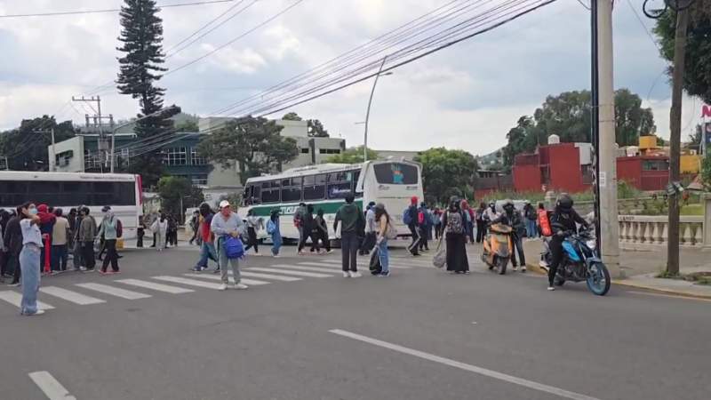 Cierran normalistas crucero de Fonapas