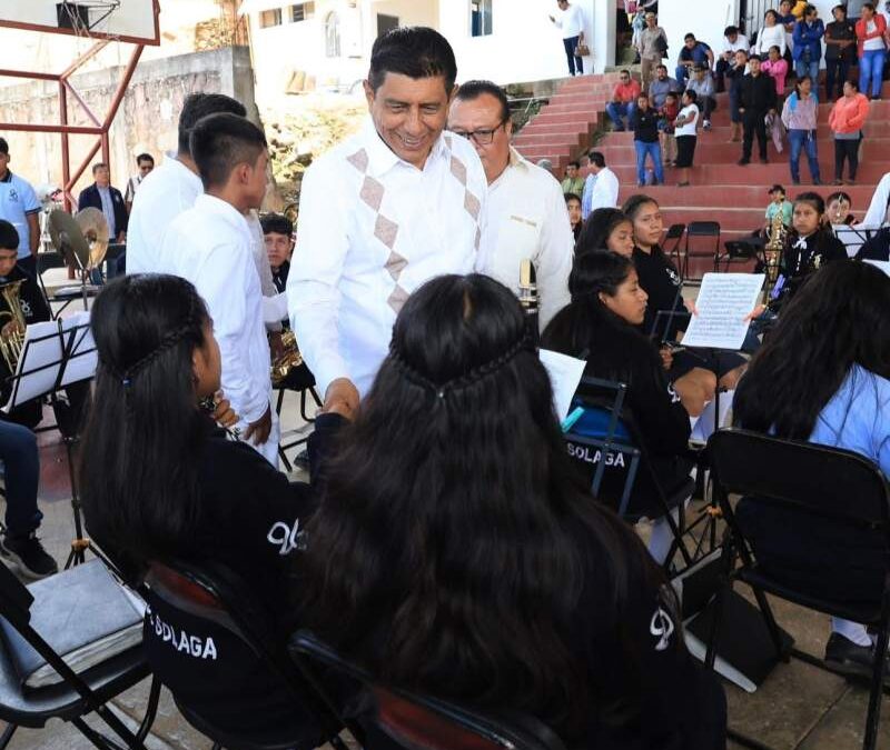Entrega el gobernador y titular del IEEPO mobiliario a escuelas de la Sierra Juárez