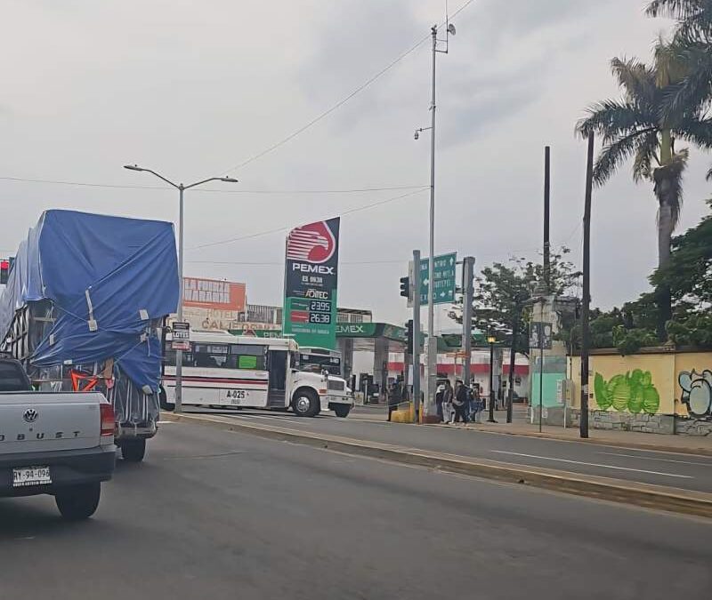 Integrantes del SUTTEBCEO bloquean a la altura de Fonapas y ADO en la capital