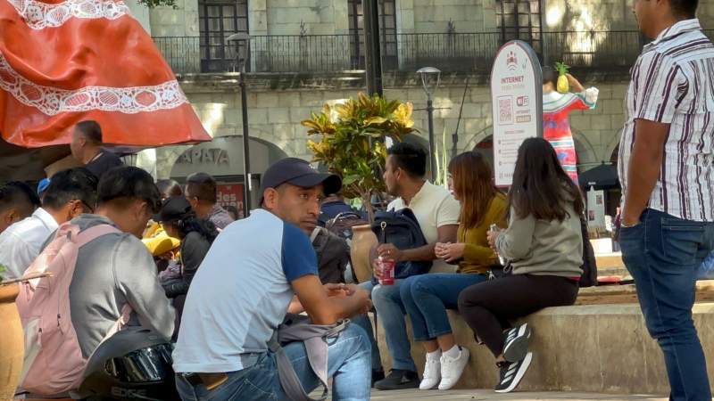 Integrantes del SUTTEBCEO hacen presencia frente al Palacio de Gobierno para dar seguimiento a una mesa de diálogo