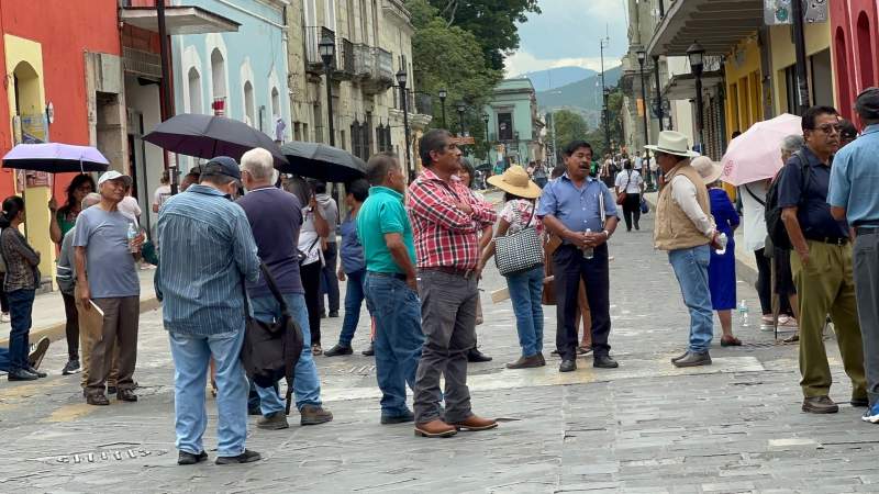 Jubilados de la Sección 22 bloquean calles de la Ciudad de Oaxaca