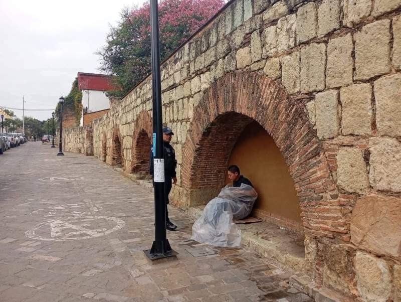 No estaba muerto; hombre sorprende a policías por su forma de dormir en el centro de Oaxaca