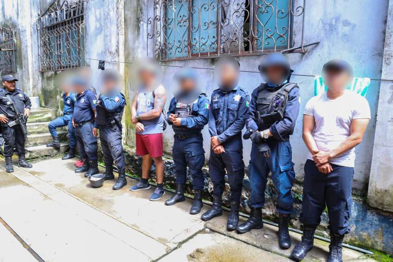 Reportan 4 policías municipales detenidos y se aseguramiento de armas tras operativo Sable en Putla