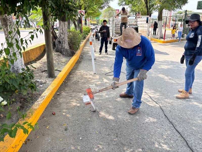 Retira Gobierno Municipal de Oaxaca, 49 postes en la lateral de Avenida Universidad.
