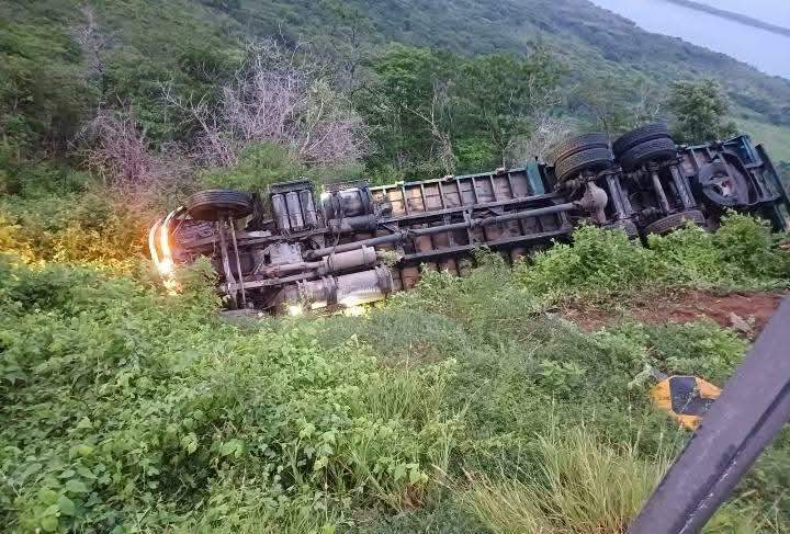 Solo daños materiales deja volcadura en la Costera de Oaxaca