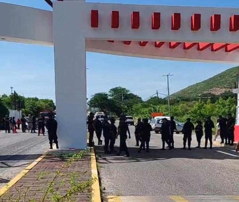 Policías Municipales de Ixtepec bloquearon el tramo Ixtepec a El Espinal