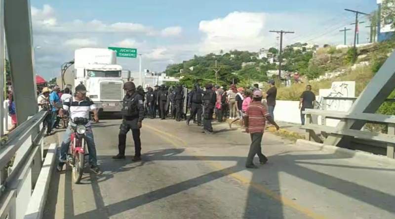 Libera Policía Estatal bloqueo Tehuantepec