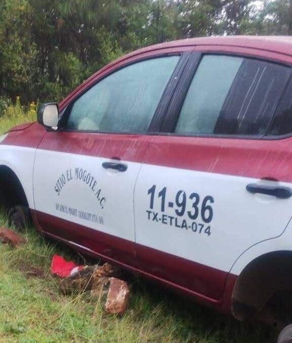 Abandonan taxi sobre la 190; estaba sin llantas, se desconoce paradero del chofer
