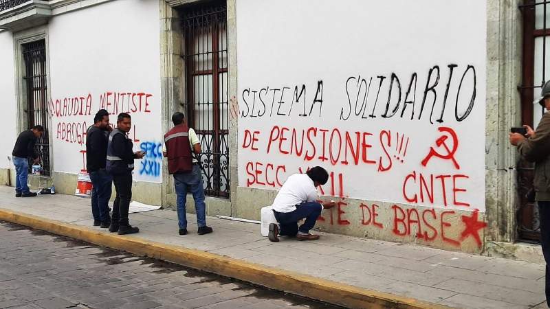 Aparecen pintas vs Claudia Sheinbaum en bancos de la capital