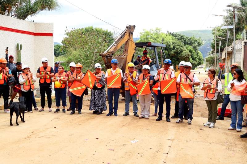 Arranca pavimentación de la calle Carlos Gracida en San Antonio de la Cal