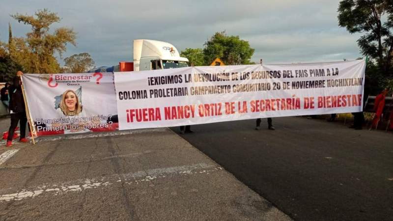 Bloquean paso en Nochixtlán; pobladores exigen cumplimiento de proyecto y salida de Nancy Ortiz
