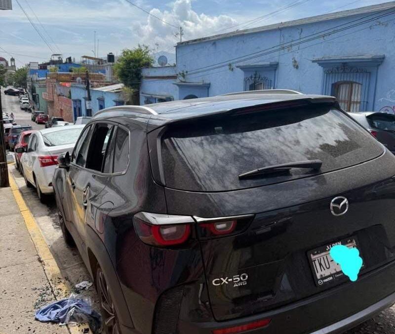 Cristalean un vehículo en el centro de la Ciudad de Oaxaca