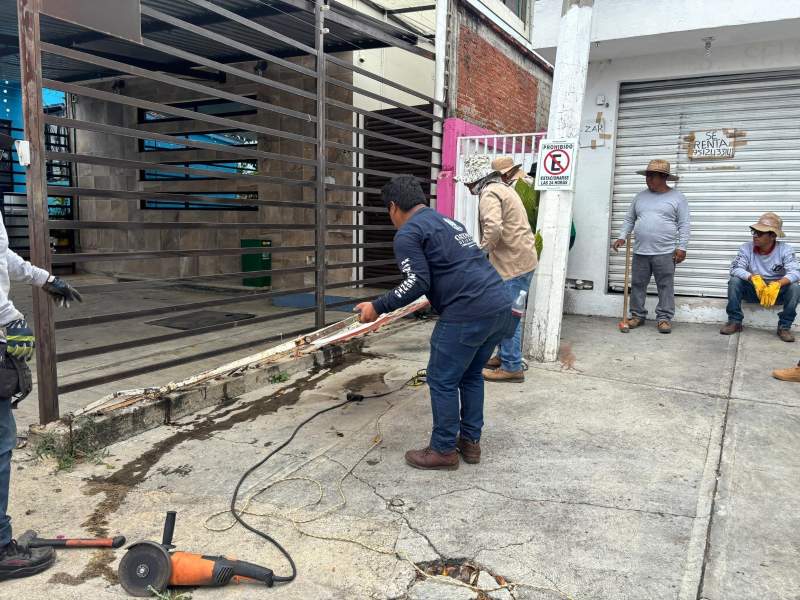 Gobierno Municipal recupera espacio público en Infonavit 1º de Mayo: retiran rejas y postes para mejorar accesibilidad y seguridad.