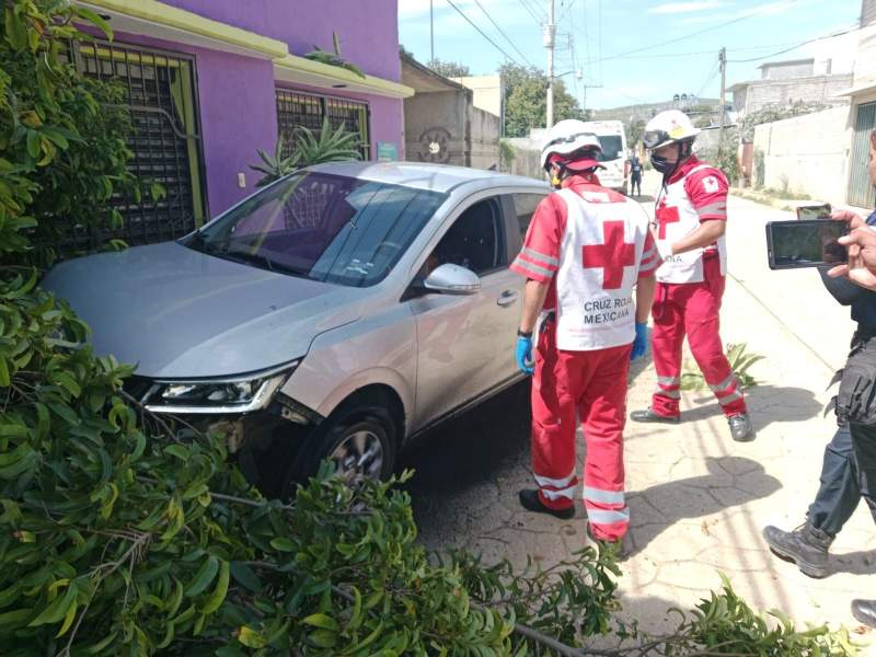 Hombre es ejecutado mientras manejaba su automóvil y choca con casa; ocurrió en San Jacinto Amilpas