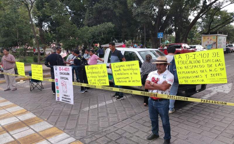 Maestros de la Sección 22 bloquean sobre Avenida Juárez y Pino Suárez