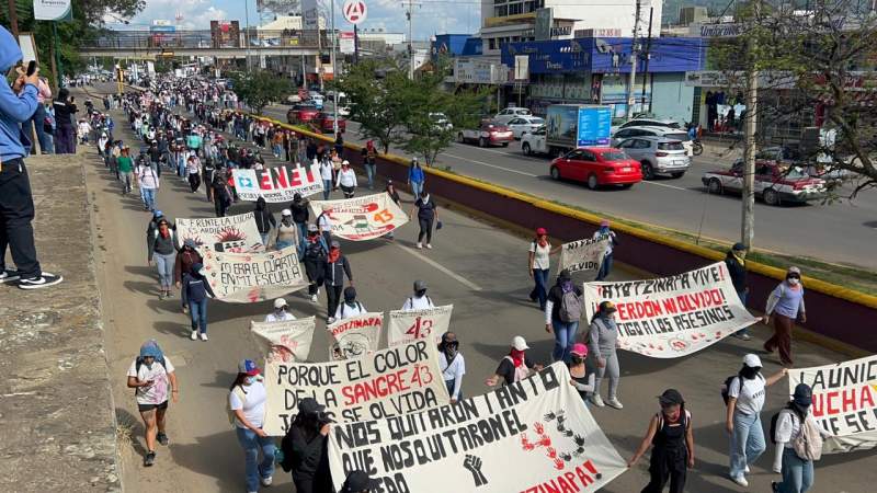Marchan en Oaxaca por la aparición con vida de los normalistas de Ayotzinapa